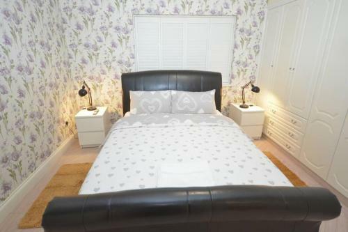 Luxury 5 Bedroom House With Free Parking On Site