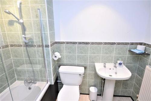 Luxury 5 Bedroom House With Free Parking On Site