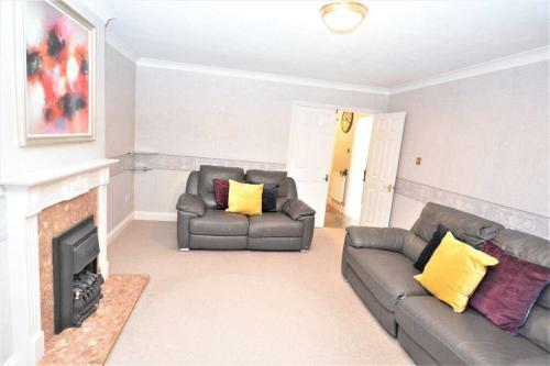 Luxury 5 Bedroom House With Free Parking On Site