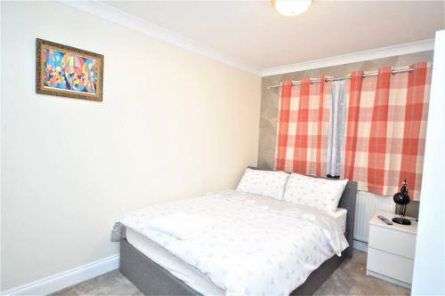 Luxury 5 Bedroom House With Free Parking On Site