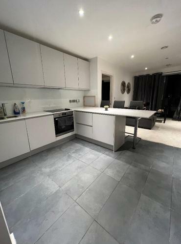 Bk Luxury Apartment With Balcony Near Victoria