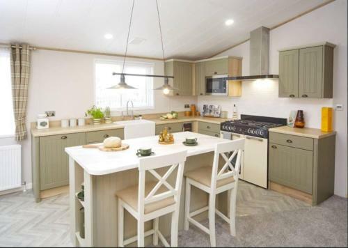 Luxury 2 Bedroom Lodge On Hoburne Devon Bay