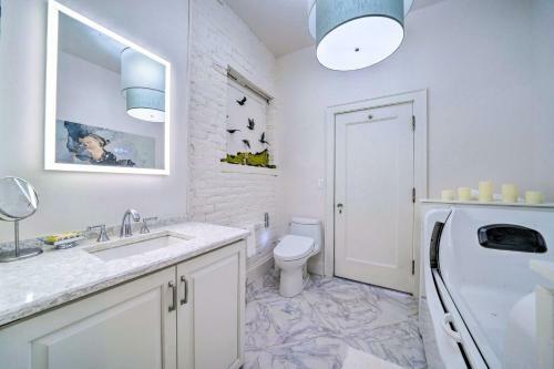 Lavish Columbus Villa With Gym, Spa And Speakeasy