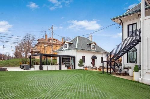 Lavish Columbus Villa With Gym, Spa And Speakeasy
