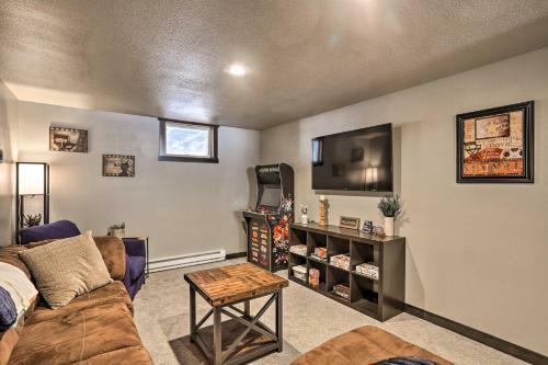 Modern South Dakota Cabin With Private Hot Tub!