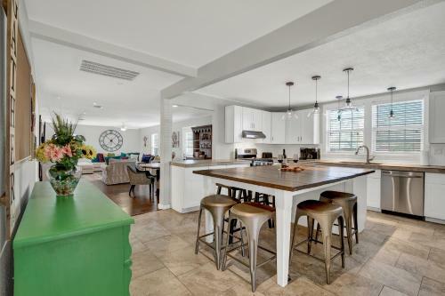 Wow! Haus With Hot Tub, Fire Pit And Games Galore!