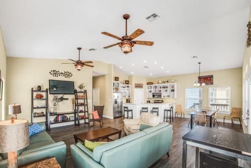 Jones N By The Beach - Golf Cart Included!