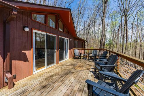 Cabin W Huge Deck Community Pool Hot Tub Wifi