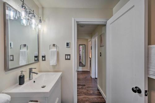 Contemporary Seattle Home Less Than 2 Mi To Beach!