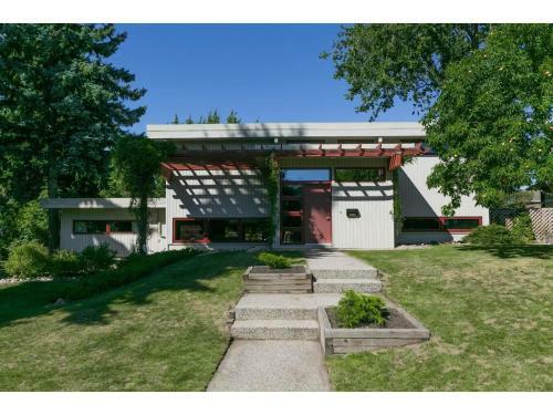 Delux Rooms In Upscale Neighborhood