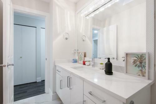 Luxury 3 Bed 2 Bath Main Portion Of The House