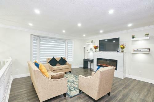 Luxury 3 Bed 2 Bath Main Portion Of The House