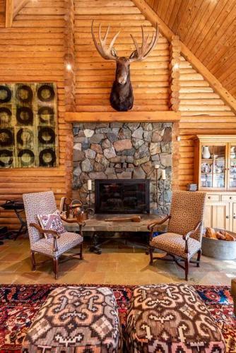 Cozy And Luxurious Alpine Log Home Chalet