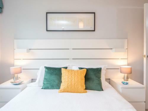 Pass The Keys Beautifully Presented 2 Bed Apartment With Parking