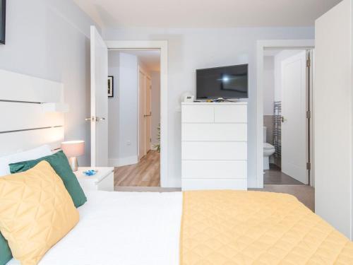 Pass The Keys Beautifully Presented 2 Bed Apartment With Parking