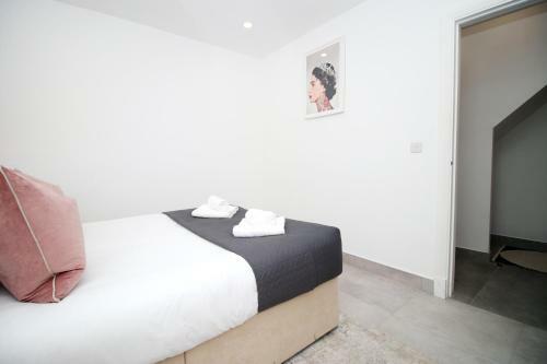 New 2022 Spacious 2 Bed Apartment - Private Courtyard - Underfloor Heating