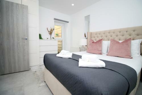 New 2022 Spacious 2 Bed Apartment - Private Courtyard - Underfloor Heating