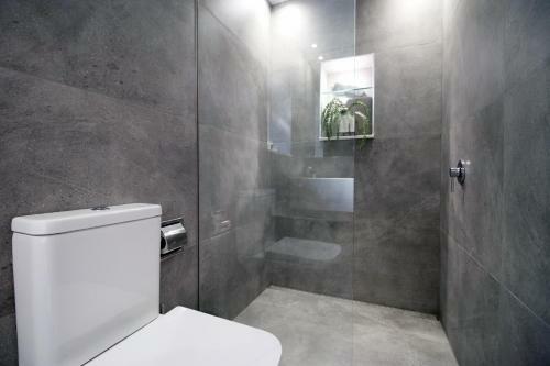 New 2022 Spacious 2 Bed Apartment - Private Courtyard - Underfloor Heating