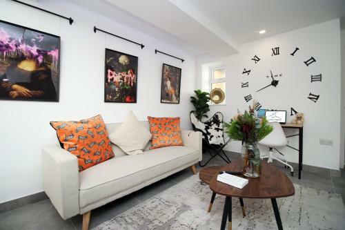 New 2022 Spacious 2 Bed Apartment - Private Courtyard - Underfloor Heating