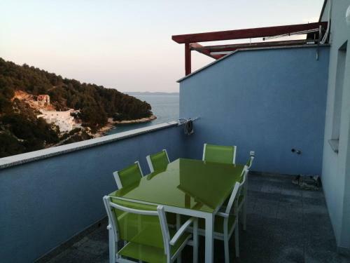 Sea View 1-bedroom Apartment Long Island
