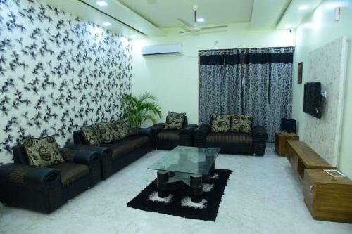 Villa Spacious 5bhk With Rooftop Party Room & Lawn View