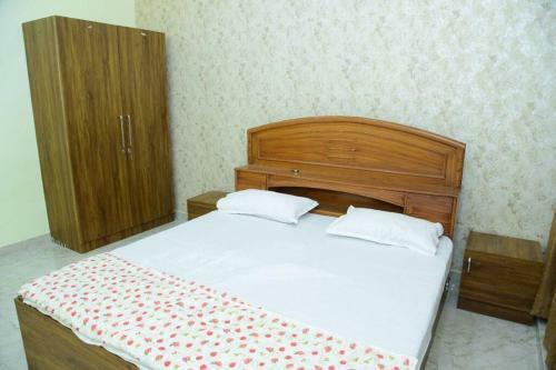 Villa Spacious 5bhk With Rooftop Party Room & Lawn View
