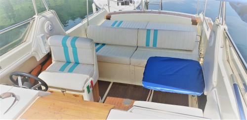 Unique Boat & Breakfast With Lake Cruise