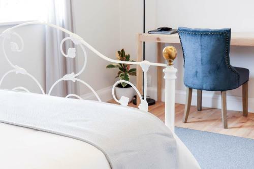 Hostal Whispering Oaks Guest House