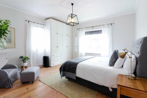 Hostal Whispering Oaks Guest House
