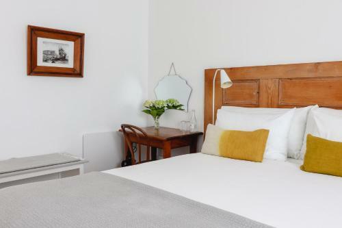 Hostal Whispering Oaks Guest House