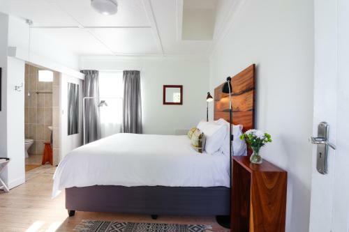 Hostal Whispering Oaks Guest House