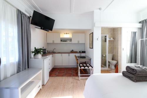 Hostal Whispering Oaks Guest House