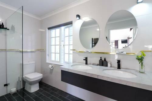 Hostal Whispering Oaks Guest House