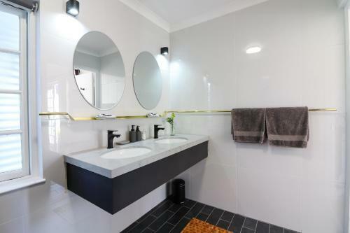Hostal Whispering Oaks Guest House