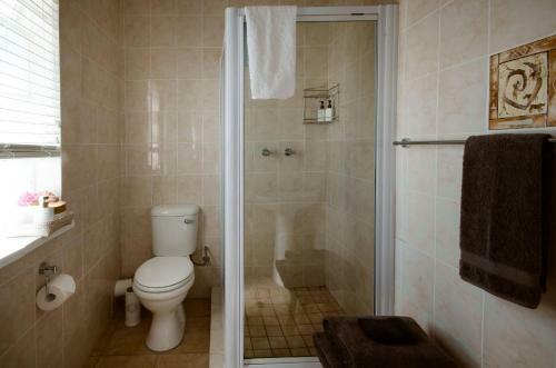 Hostal Whispering Oaks Guest House