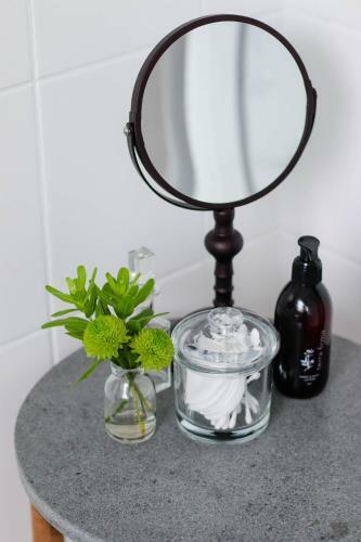Hostal Whispering Oaks Guest House
