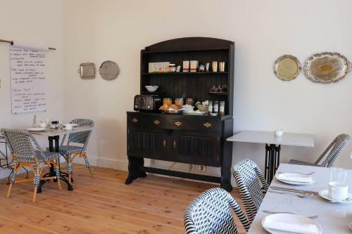 Hostal Whispering Oaks Guest House