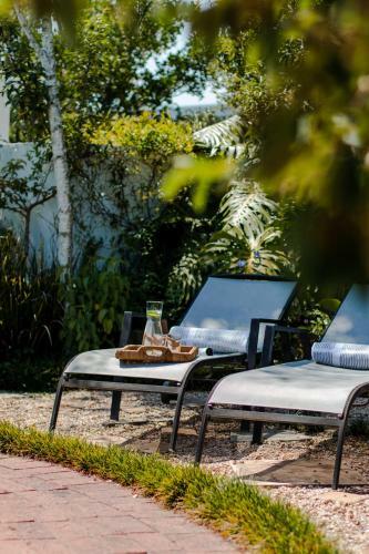 Hostal Whispering Oaks Guest House