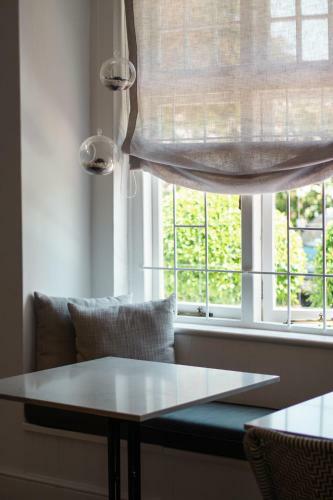 Hostal Whispering Oaks Guest House