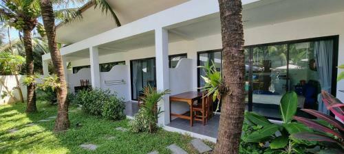 Hotel Lotus Bleu Resort & Restaurant