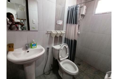 Hotel Oyo 867 Roncales Travellers Inn
