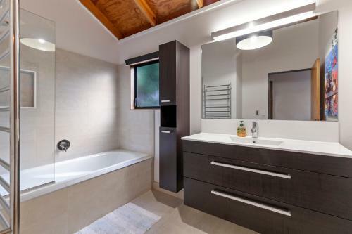 Lascelles Escape - Dairy Flat Holiday Home