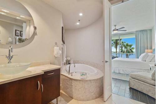 Apartamento Bella Luna 202 - Luxurious Bayfront 3bd/3ba