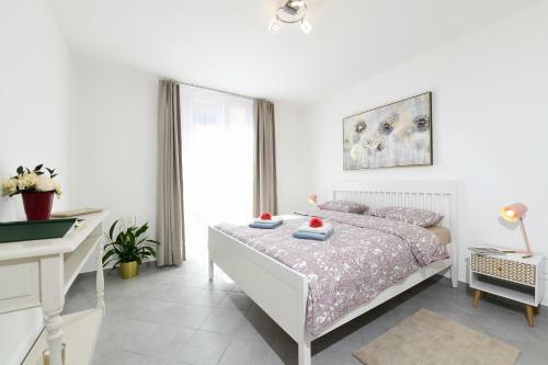 Aria Apartment - Free Parking & Train Station