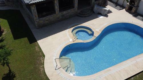 Immaculate 4-bed Villa With Large Garden And Pool