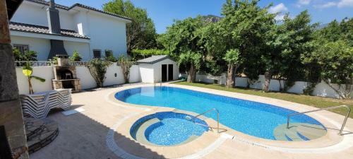 Immaculate 4-bed Villa With Large Garden And Pool