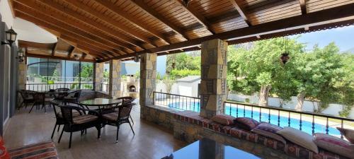 Immaculate 4-bed Villa With Large Garden And Pool