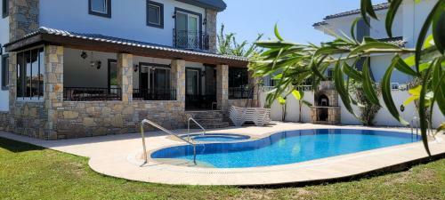 Immaculate 4-bed Villa With Large Garden And Pool