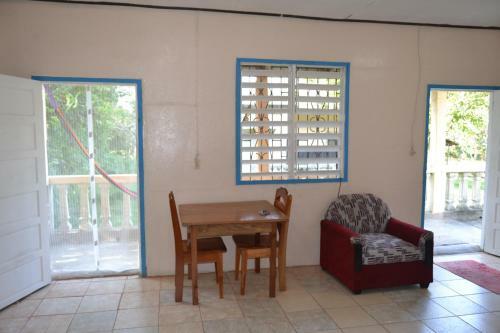 Budget Cheerful Entire Belizean One Bedroom Home