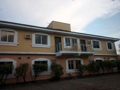 3 Br Apartment With Swimming Pool